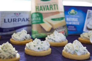 biscotti al formaggio e crema alle erbe