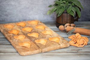 pasta fresca rossa a forma di cuore