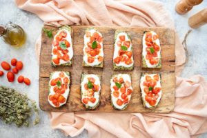 crostini zucchine stracciatella pomodorini