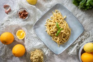 ricetta pasta pesto di agrumi e mandorle